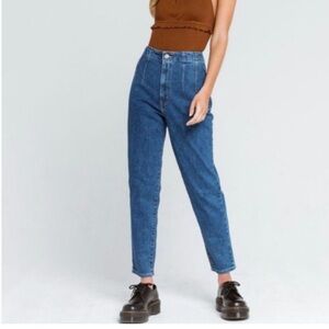 Levi’s Sz 6 NWT High Waisted Taper Jeans 28x29 Womens Stretch Pleats New W/Tags